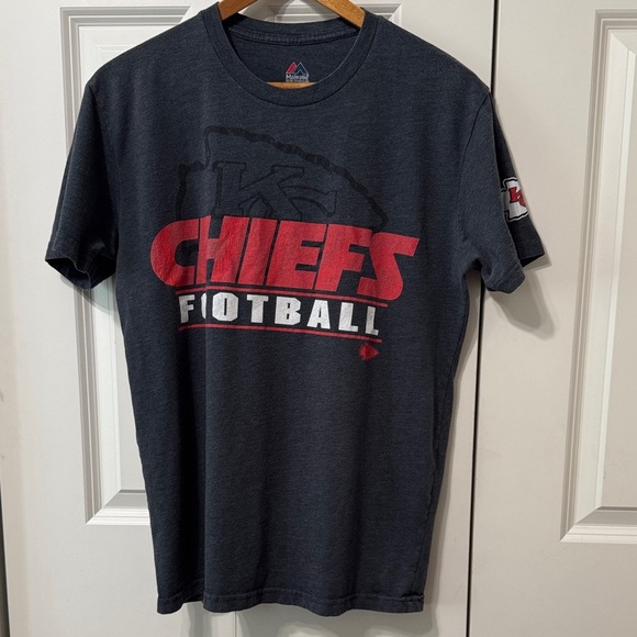 Majestic Dark Gray Kansas City Chiefs T-Shirt with Logo on sleeve. - Picture 1 of 4